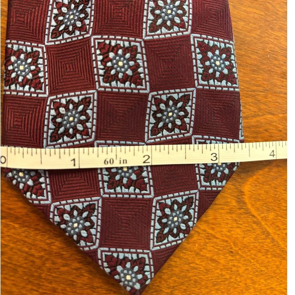 Jos. A. Bank Burgundy Silk Necktie Signature Collection Floral Pattern Flaw‎